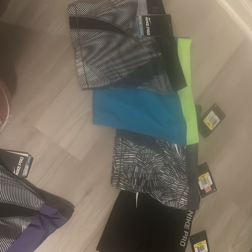 Women’s small Nike Pro - Picture 3 of 3